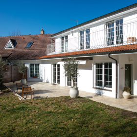 Pohled na dům Veroniky, který si vysnila a vybudovala ve středomořském stylu.