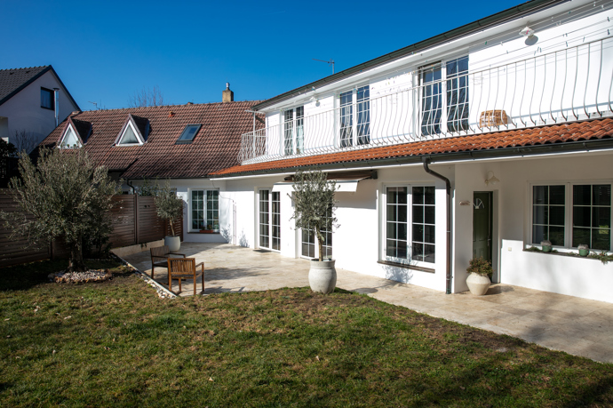 Pohled na dům Veroniky, který si vysnila a vybudovala ve středomořském stylu.