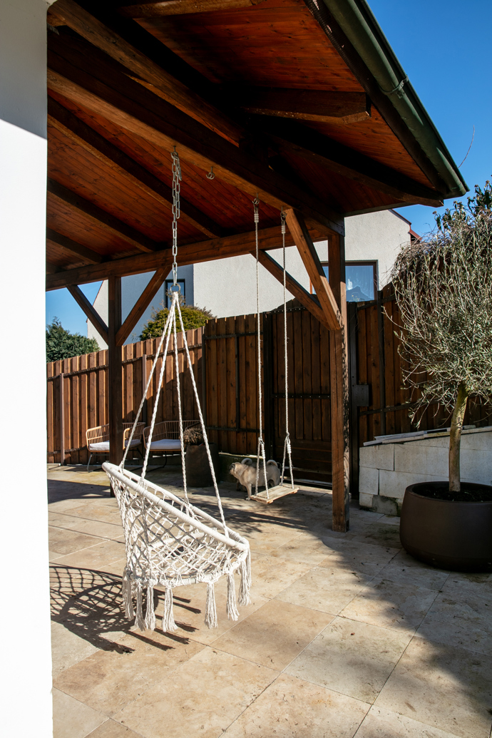 Houpačka baví nejen lidi, ale i Veroničina zvířátka.