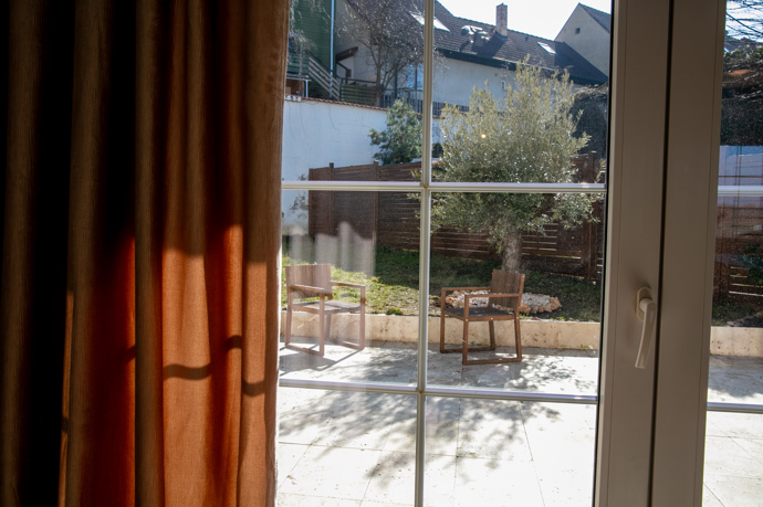 Pohled od zahrady z obývacího pokoje