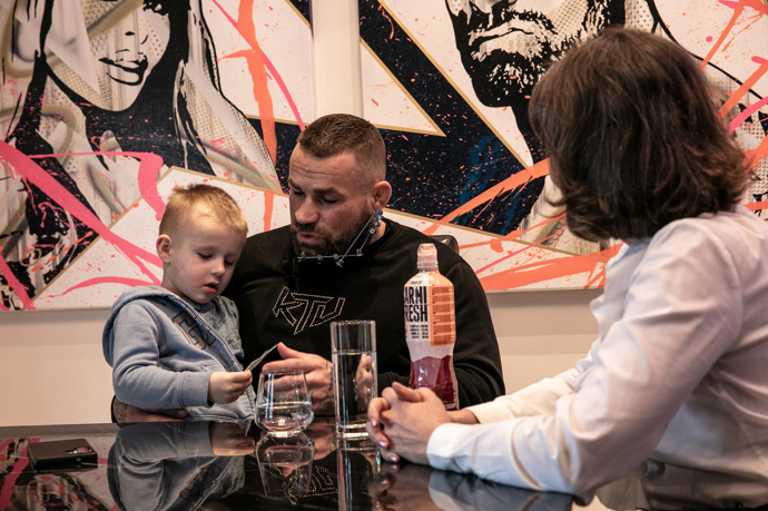 Během návštěvy se štábu předvedl i Karlosův syn Rocky.