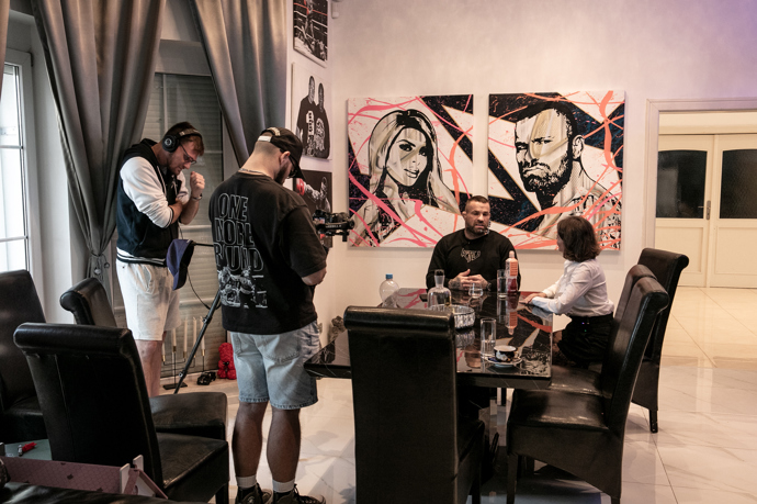 Nad stolem v obýváku se vyjímá obraz Karlose a jeho ženy Lely.