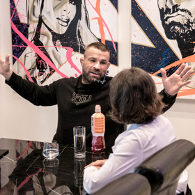 Za jídelním stolem se vyjímá téměř pop-artová podobizna Lely a Karlose. A nechybí zde ani obrázky Vémolových idolů.