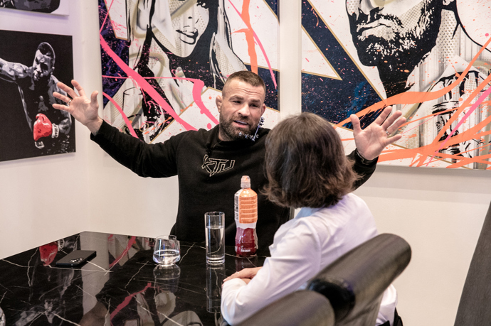 Karlos také vylíčil, proč má rád bydlení v kontrastní bílo-černé kombinaci.