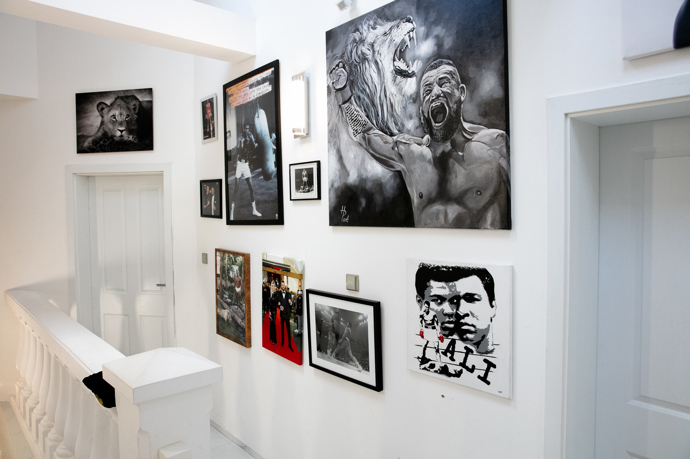 Na některých obrazech je zvěčněný i Karlos osobně.