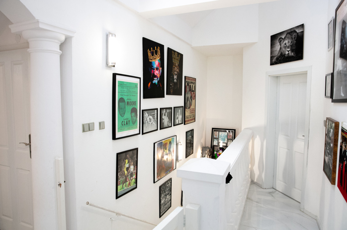 Obrazy zdobí i chodby domu.