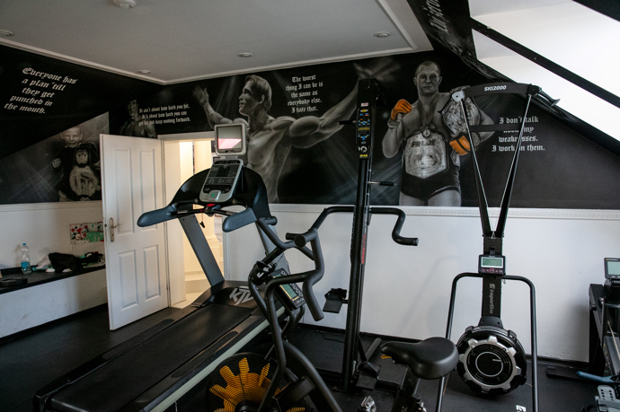 Také posilovnu Karlose Vémoly zdobí fotky jeho idolů.