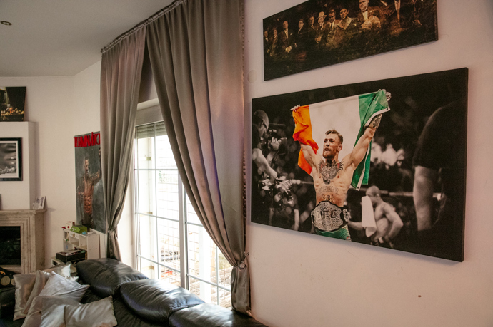 Záclony a závěsy vybrala Karlosova manželka Lela.