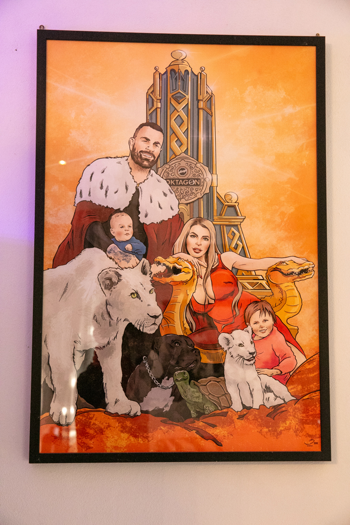 Karlos si potrpí na extrémy i opulentnost. Obraz v obýváku je toho důkazem.