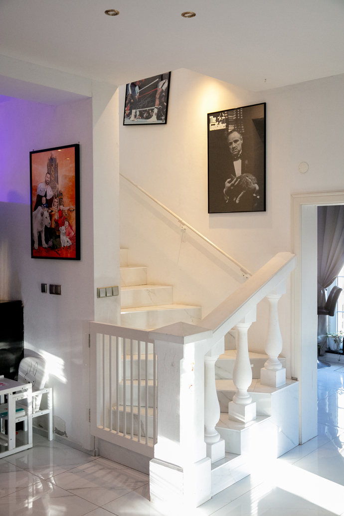 Karlos Vémola říká, že má rád podnikatelské baroko a všechny ty pilíře a balkony, co k tomu patří. I proto si vybral dům, ve kterém nyní bydlí.