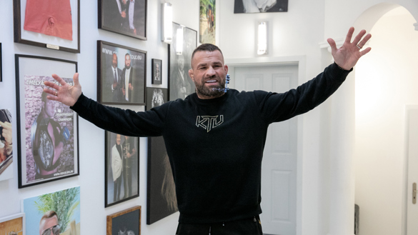 Vítejte, Karlos Vémola, bydlení