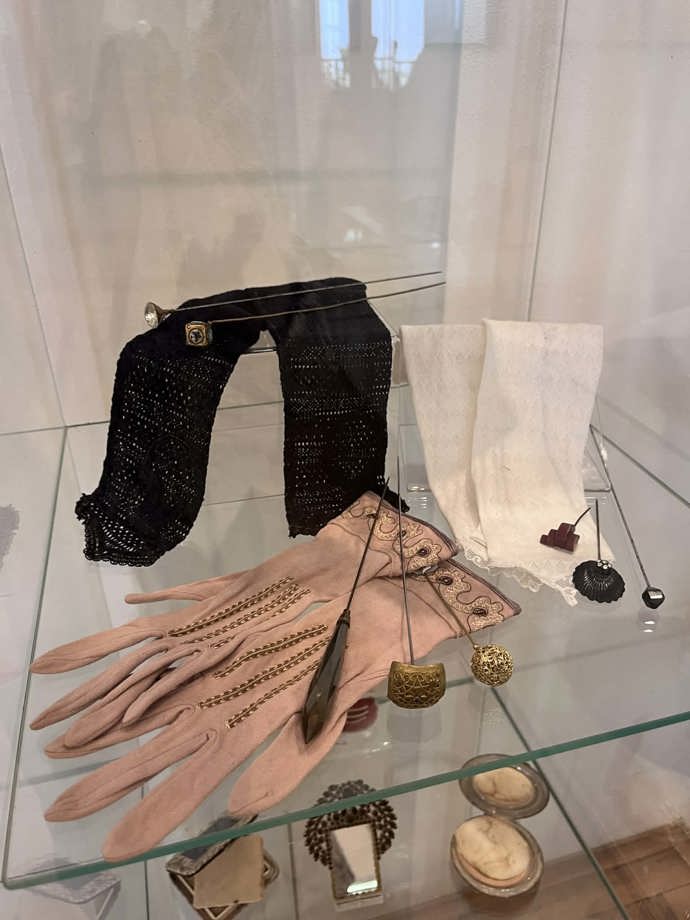 Rukavičky mohly být z pravé jemné kůže. 