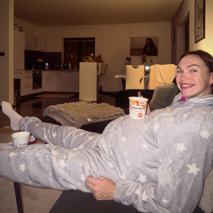 Takhle Kamila relaxuje u televize. 