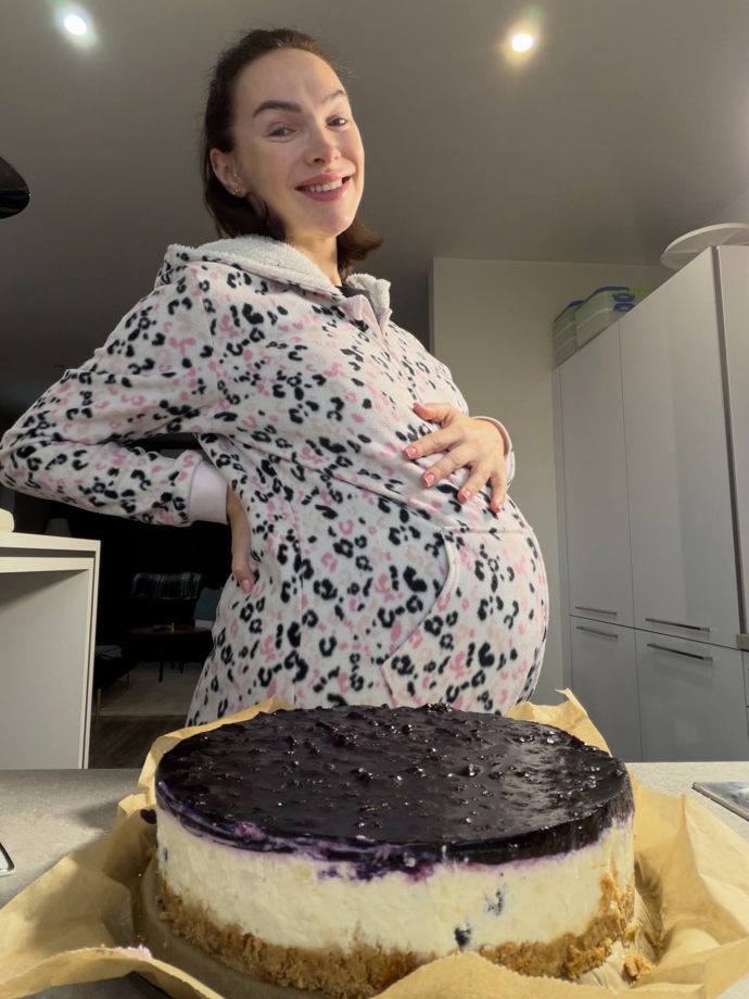 Ani v těhotenství nepřestává se svým koníčkem, pečením. 