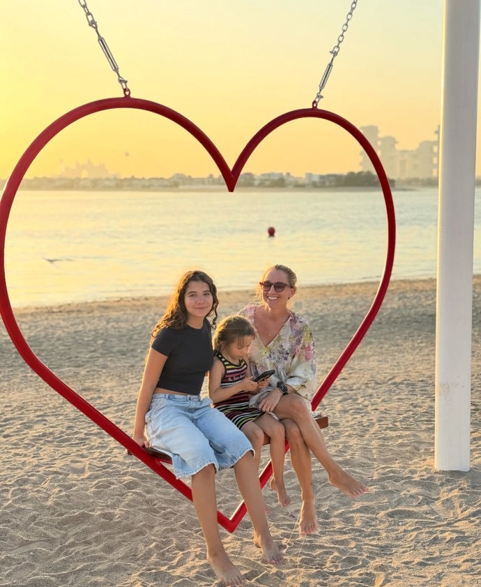 Moderátorka Tereza Tobiášová se svými dvěma dcerami, mladší Norou a starší Barunkou. 