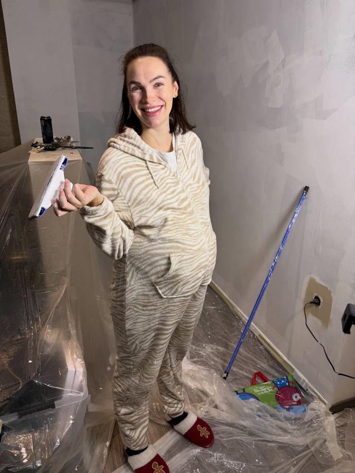 V těhotenství ještě Kamila zvládá rekonstruovat pokojíček. 