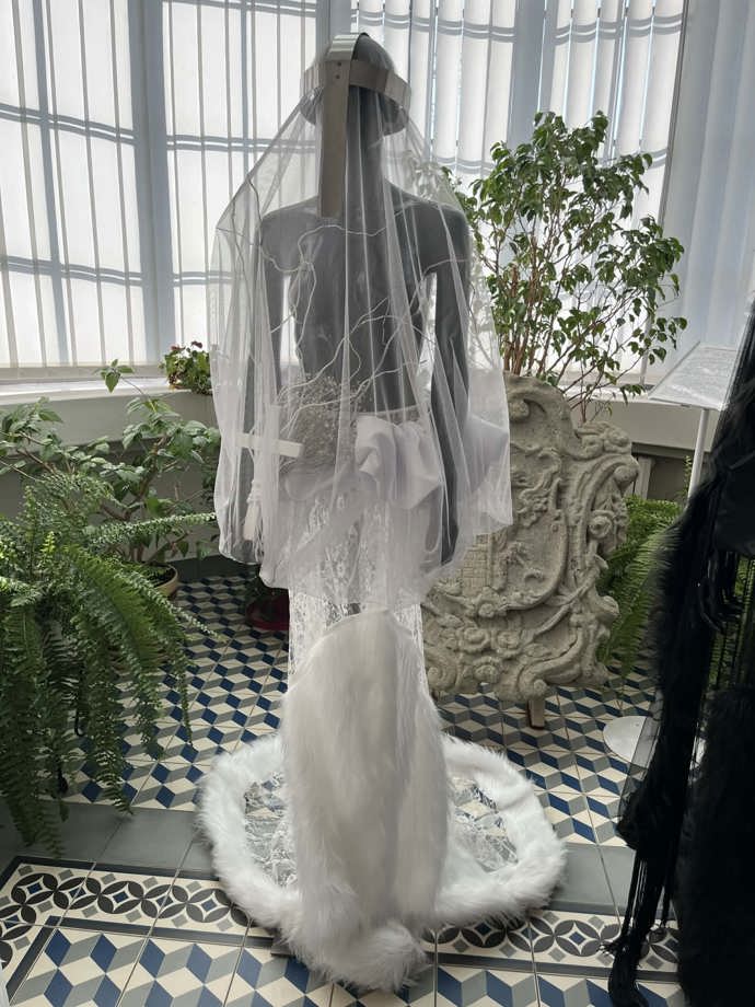 Průhledný bílý model se závojem z dílny studentky Sofie M. Fáberové. 