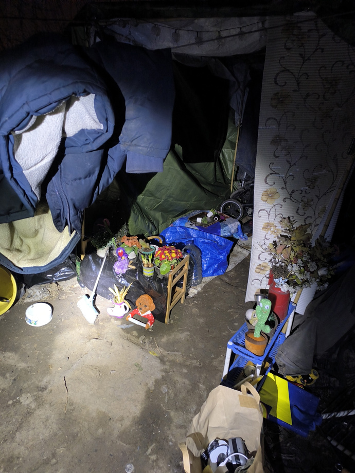 Ve stanu žila matka s dvěma dětmi a muž.