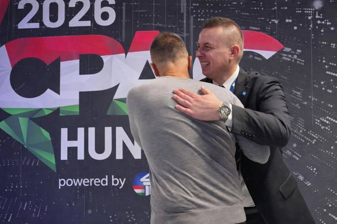 Jindřich Rajchl nosí luxusní hodinky švýcarské značky.