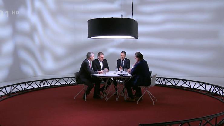 Politici v  předělaném studiu.