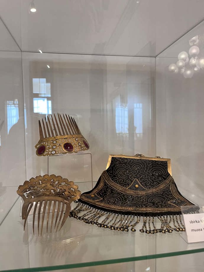 Kabelky ukrývaly velké množství hřebínků, zdobených kamínky. 