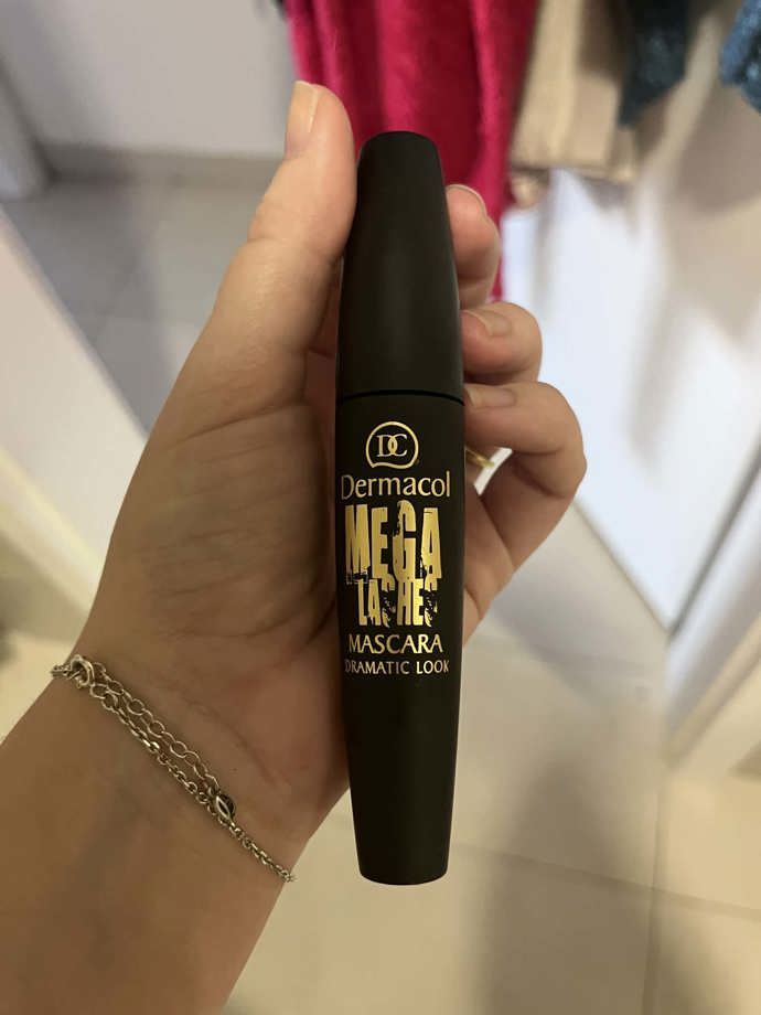 Redaktorku Veronika mile překvapila řasenka Mega Lashes Mascara Dramatic Look od značky Dermacol. Považuje ji za skvělý poměr ceny a výkonu. Řasenku pořídíte na oficiálních stránkách značky za 249 Kč.