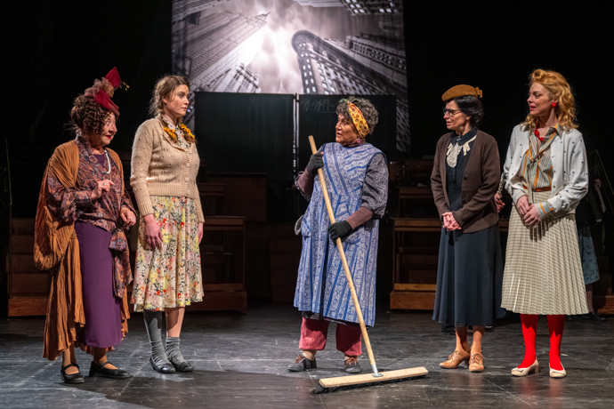 Jindřiška Hanušová během představení (druhá z leva).