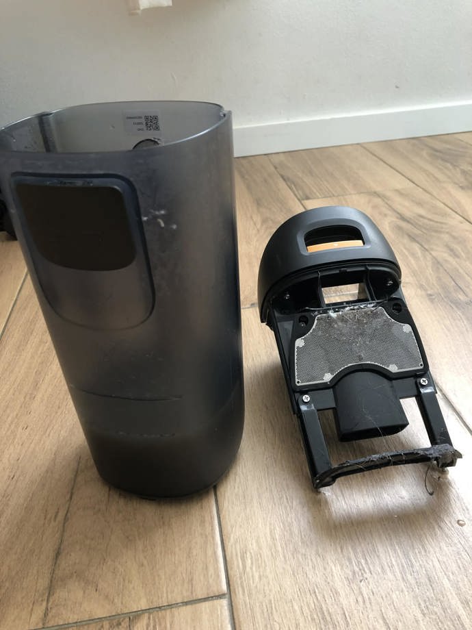 Na vás už je jenom vylít špinavou vodu ze zásobníku a opláchnout od nečistot filtr.