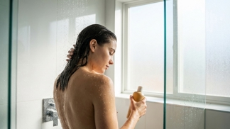 Trápí vás akné na zádech? Stačí ve sprše změnit pořadí těchto dvou kroků a výsledky uvidíte už za týden