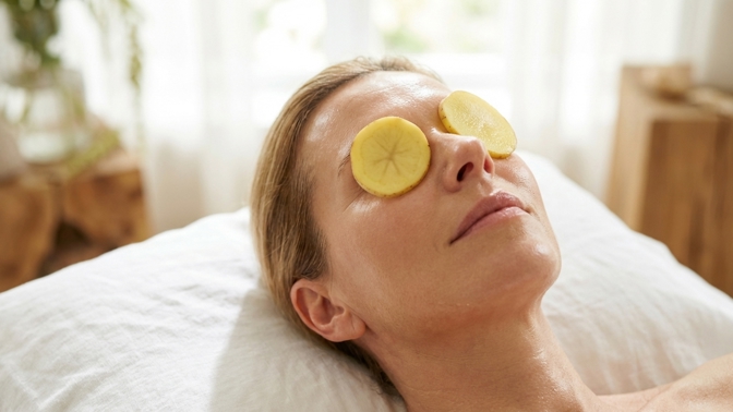 Brambora na kruhy pod očima: Jak enzym katecholáza zesvětluje pleť?