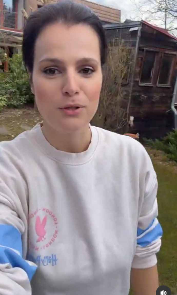 Ornella Koktová na zahradě.