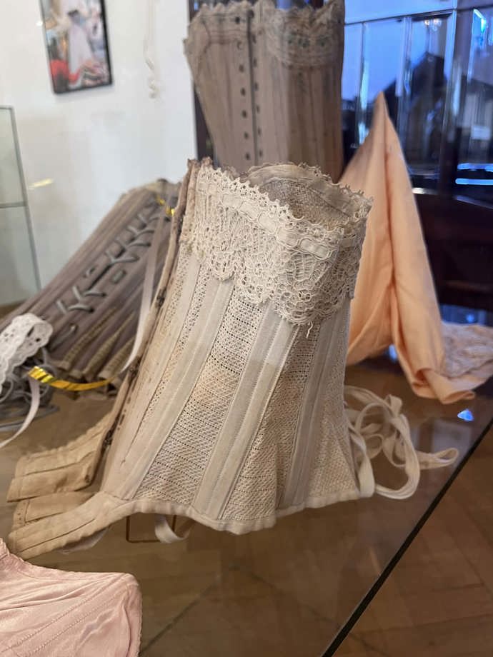 Krajka je malé umělecké dílo, které dáma ukáže jen svému vyvolenému. 