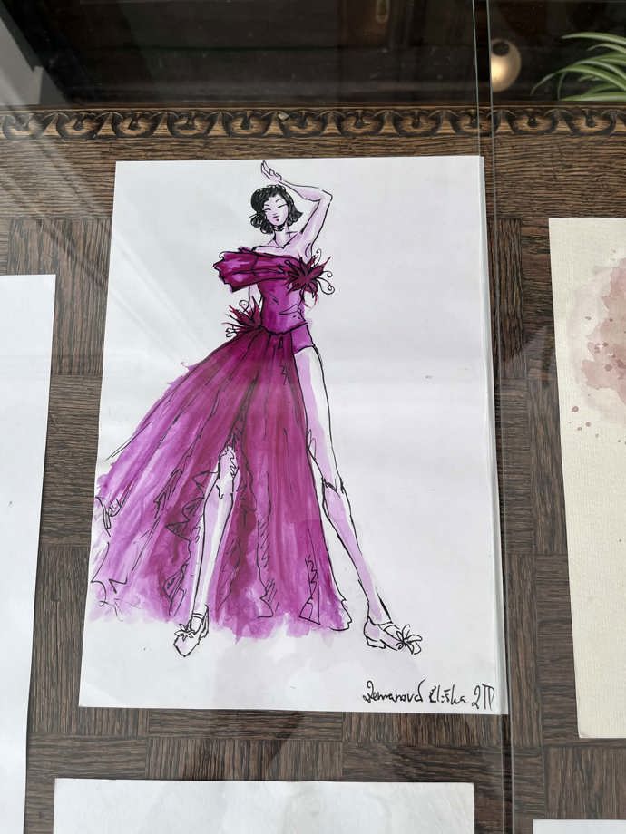 Některé z modelů mají výrazné barvy a vysoké rozparky.