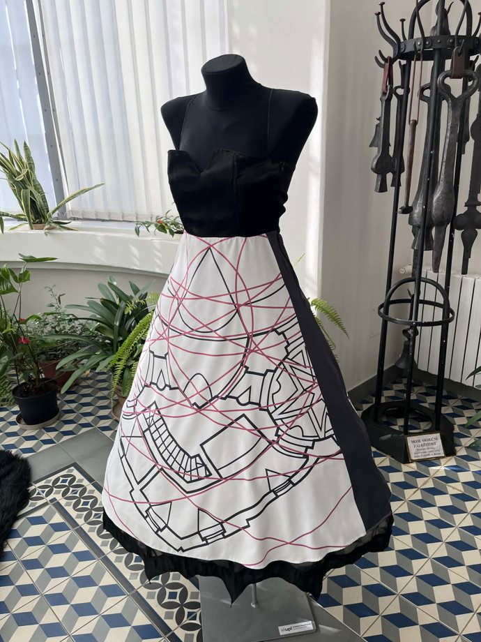 Tyto černo-bílé plesové šaty s potištěnou sukní pocházejí od studentky Daniely Poláčkové.