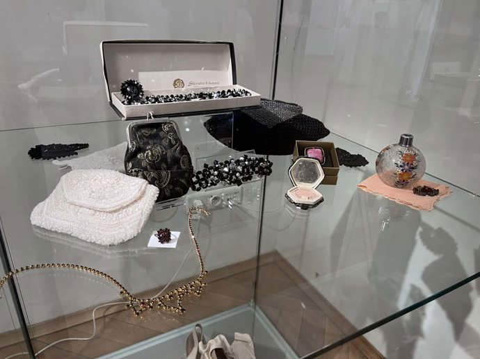 Výstava nabízí také velké množství šperků. 