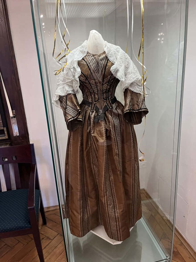 Městské muzeum Ústí nad Orlicí vystavuje plesové šaty, některé jsou až z 19. století. 