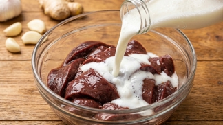 Sbohem tuhá a hořká játra: Díky levnému triku s kefírem budou tak jemná, že si je zamilují i jejich největší odpůrci