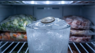 Chystáte se na dovolenou? Dejte do mrazáku minci, tento geniální trik vám po návratu zachrání zdraví