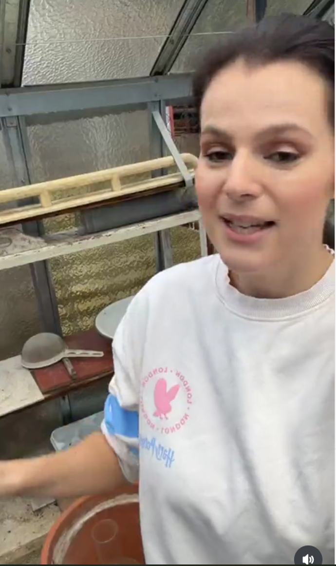 Ornella Koktová ve skleníku.