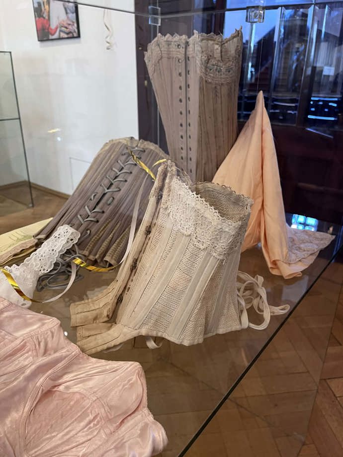 Na korzetech nechybí ručně šité krajky. 