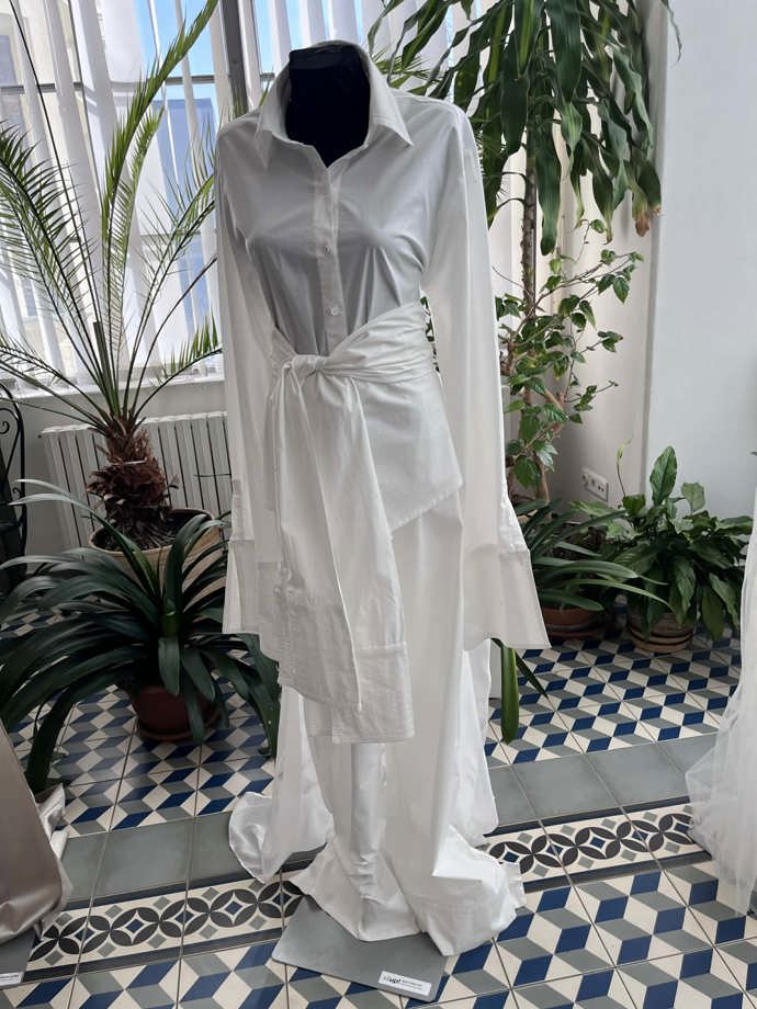 Bílé plesové šaty ve stylu bílé košile jsou dílem studentky Ngo Thao Chi.