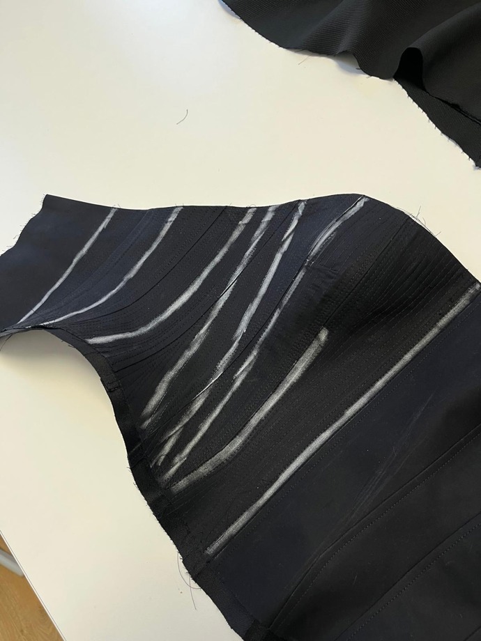 Návrhář Boris Kráľ šaty tvořil po jednotlivých částech.