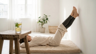 Sbohem oteklé nohy a pocit těžkosti: Stačí 10 minut v této poloze a vaše tělo se zbaví toxinů i bez drahých mastí