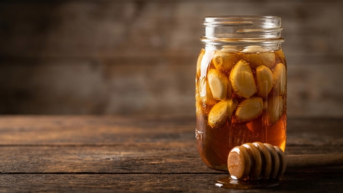 Česnek v medu: Jak si vyrobit přírodní lék na imunitu a únavu?
