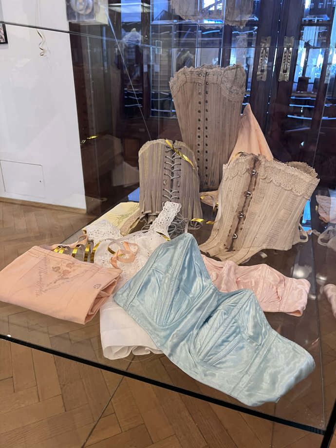 Nedílnou součást rób tvoří korzety a spodničky.