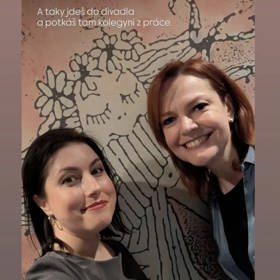 Belladonna (vlevo) a Kvízová dáma (vpravo) z pořadu Na lovu se náhodou potkaly v divadle Semafor.