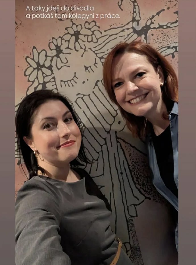 Belladonna (vlevo) a Kvízová dáma (vpravo) z pořadu Na lovu se náhodou potkaly v divadle Semafor.