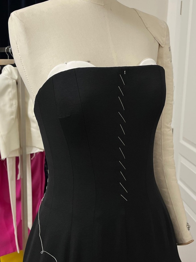 Šaty mají vnitřní korzet a spodničku. Ušité jsou ze směsi hedvábí a viskózy.