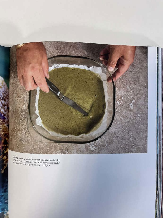 Směs na mechový korpus doporučuje Josef Maršálek zpracovat rychle, aby neztratila objem. 