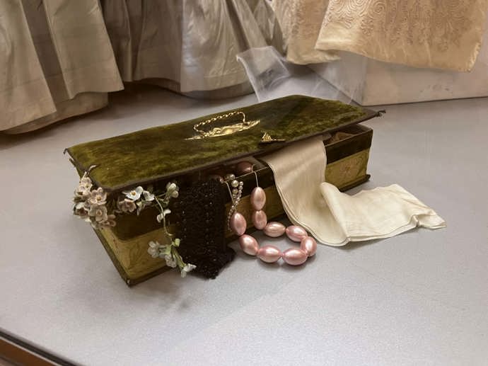 Malá truhlička se všemi nezbytnostmi na ples. 